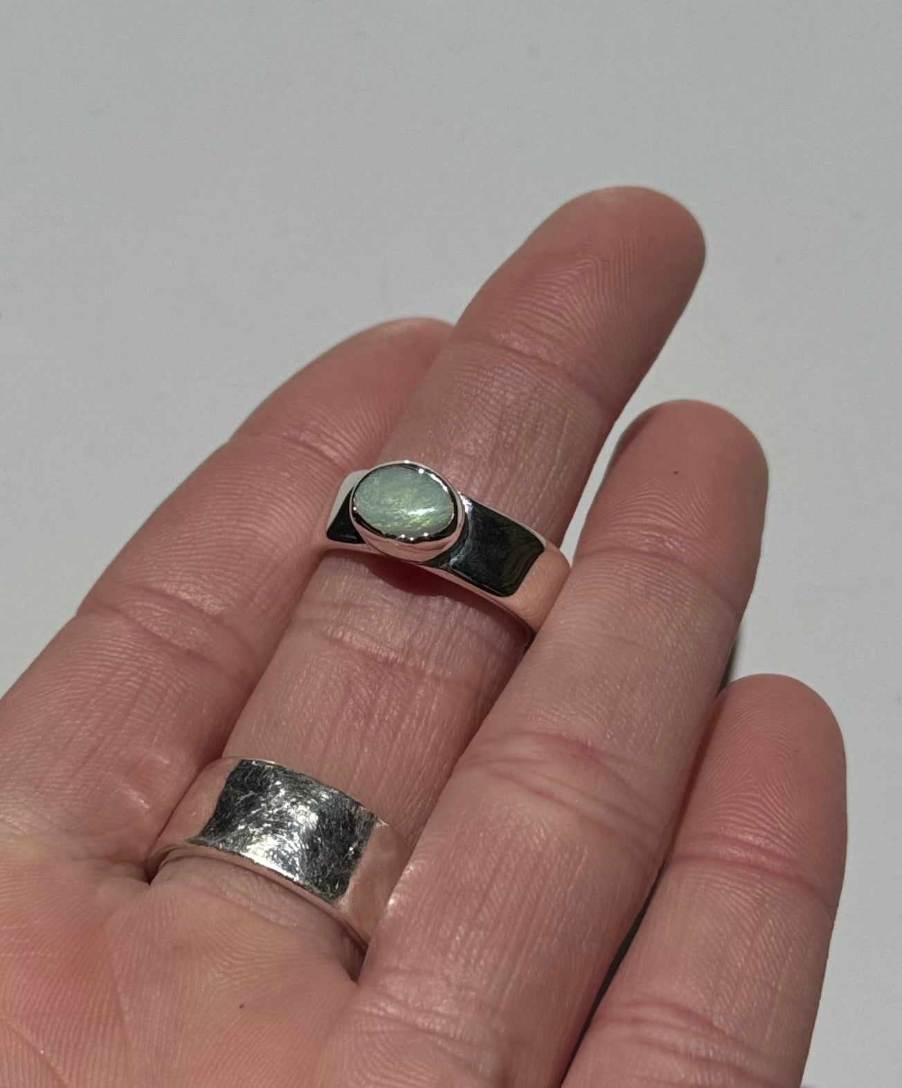 Minimalist lustre Ring